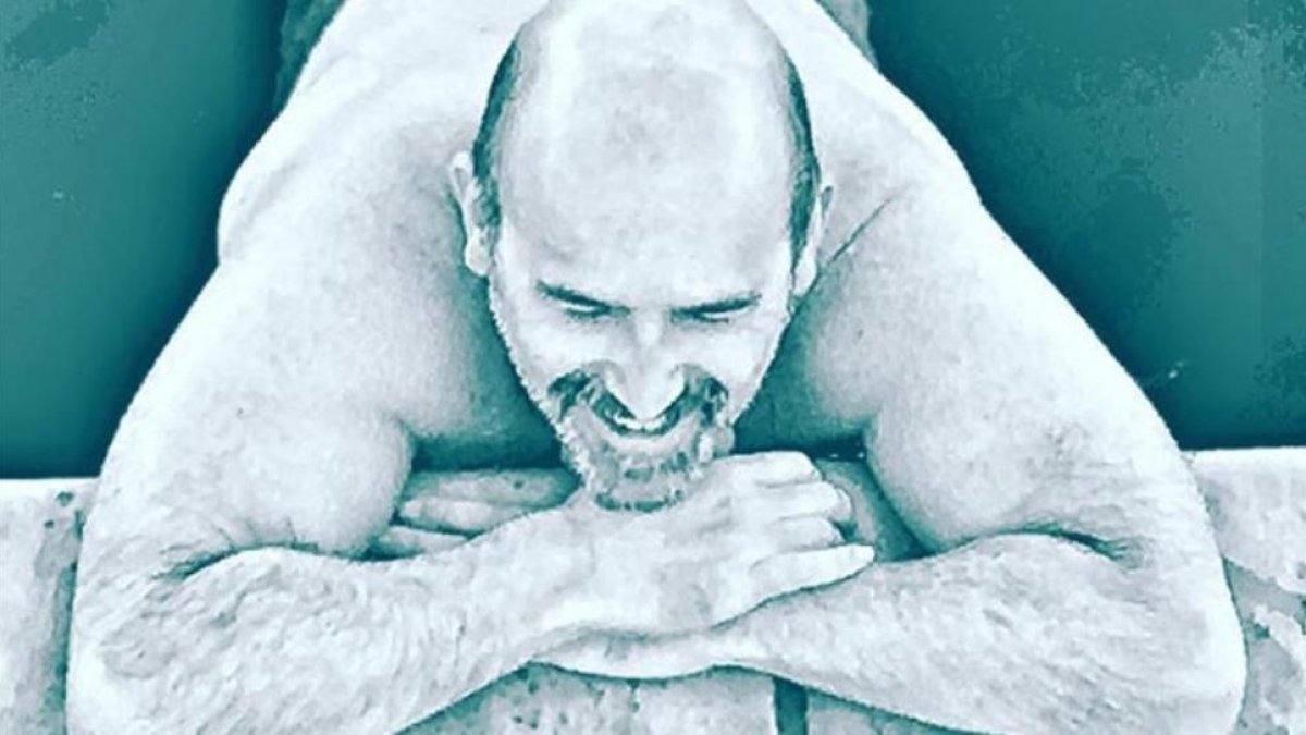 El actor Javier Cámara, en la piscina.-