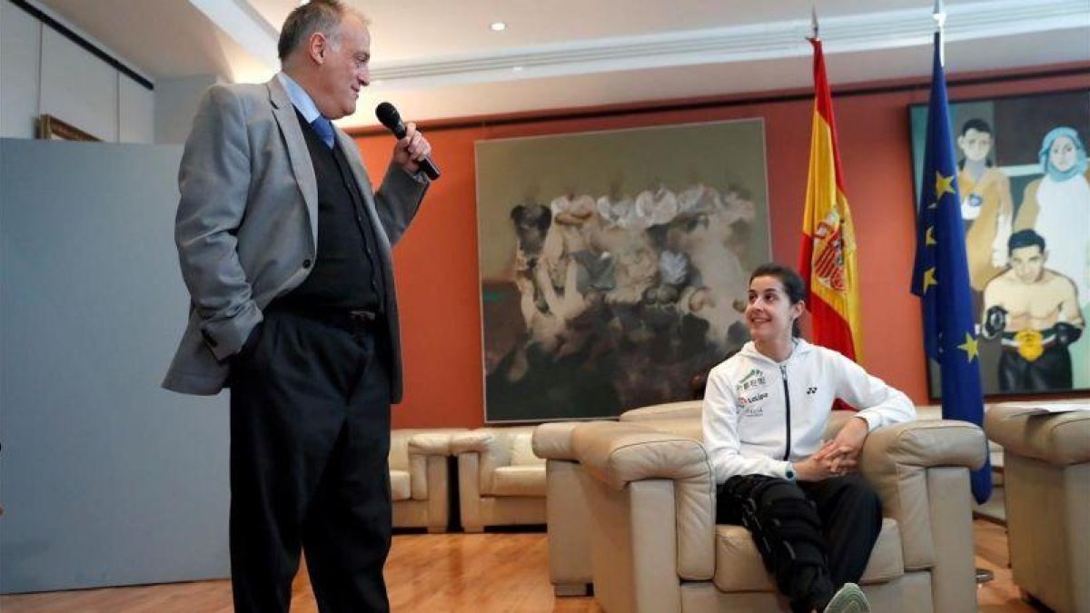 Tebas con Carolina Marín.-EL PERIÓDICO