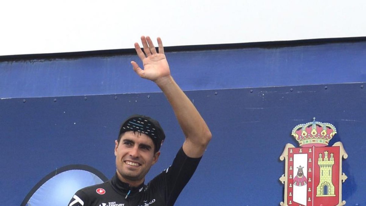 Mikel Landa en el podio tras ganar en Picón Blanco.-SANTI OTERO