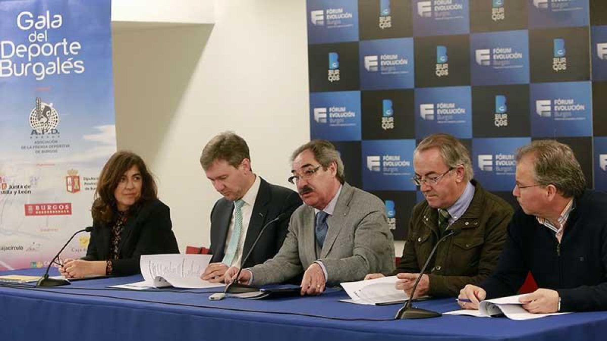 Representantes institucionales presidieron el acto de presentación de las Jornadas del Deporte, celebrado ayer.-RAÚL OCHOA