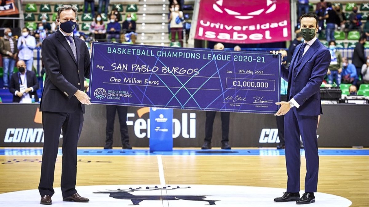 El CEO de la Basketball Champions League, Patrick Comninos, entrega a Félix Sancho, presidente del Hereda San Pablo, el cheque como vencedor del torneo continental en la temporada 20-21. B. B. HOJAS / SPB