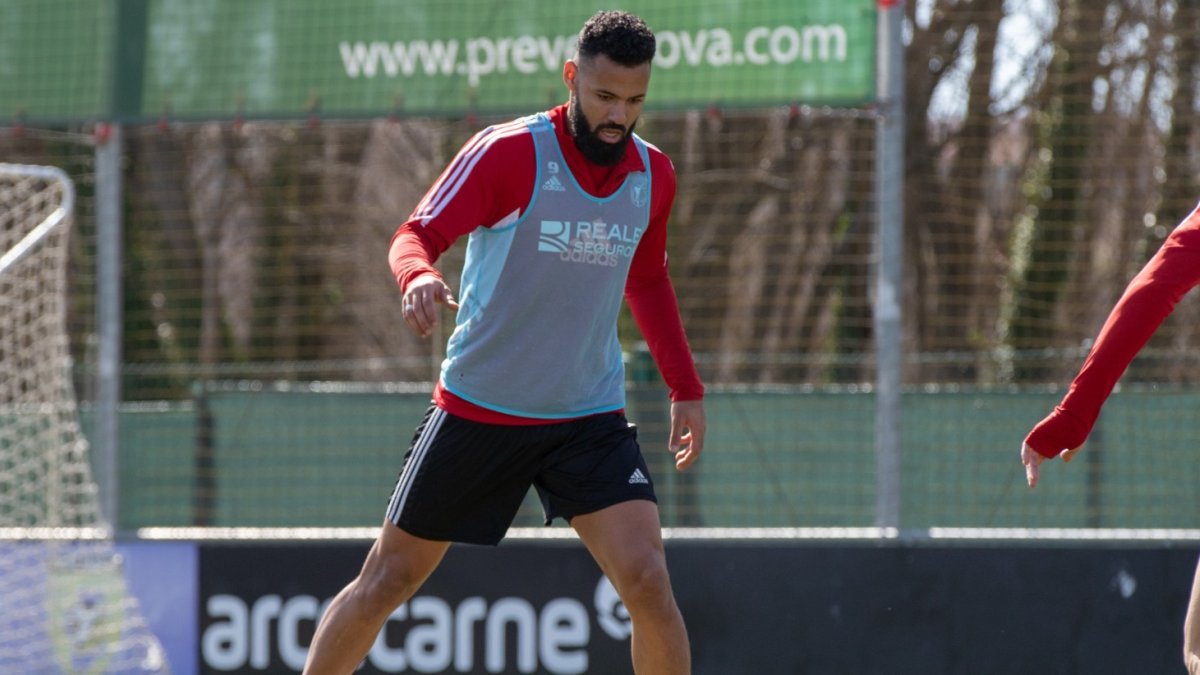 El delantero marroquí durante el primer entrenamiento de la semana en Castañares. ALBA DELGADO
