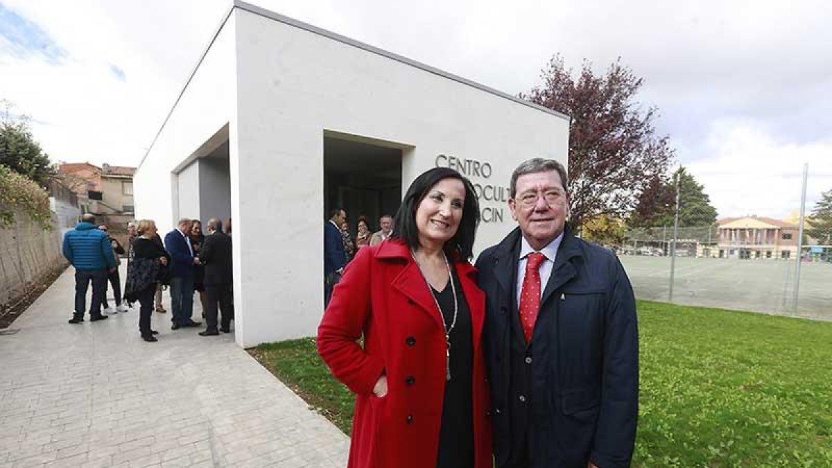 La alcaldesa de Sarracín, Elena Rodrigo, y el presidente provincial, César Rico, durante la inauguración del centro social.-RAÚL G. OCHOA