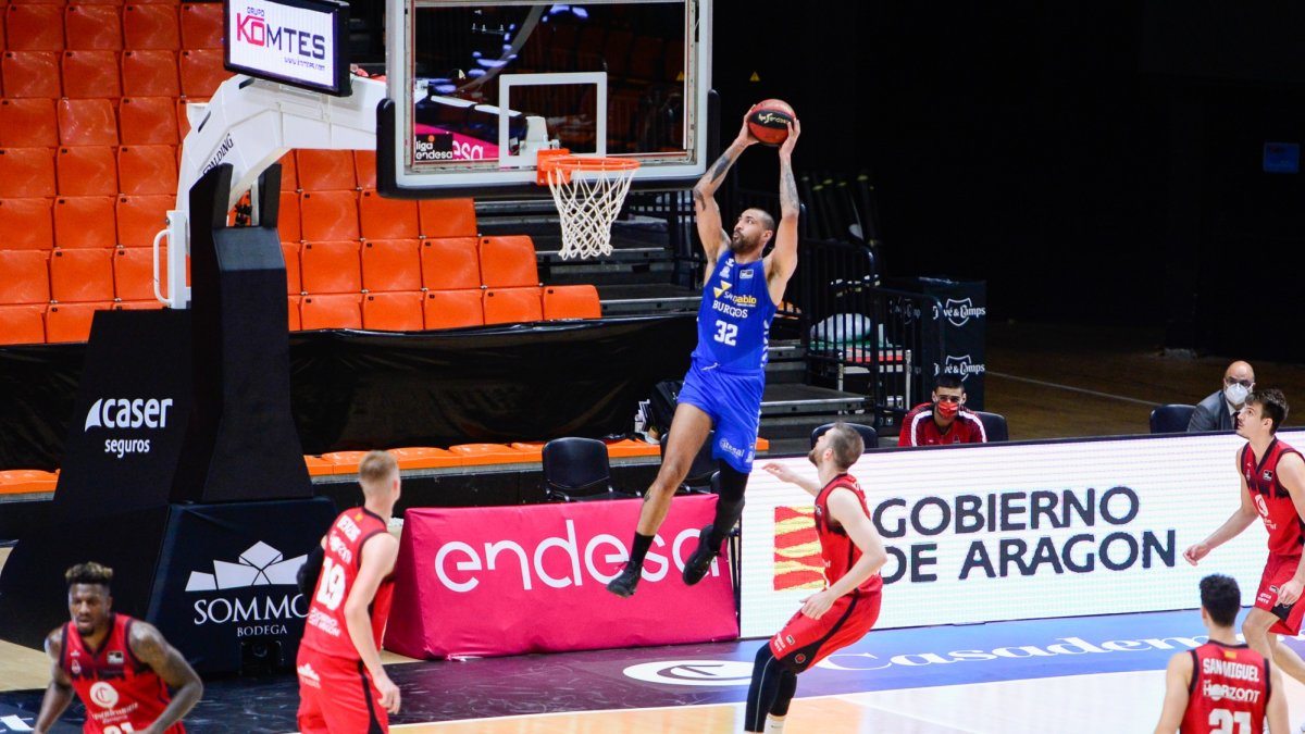 Lima se prepara para machar el aro tras un gran pase de Fitipaldo. ACB PHOTO