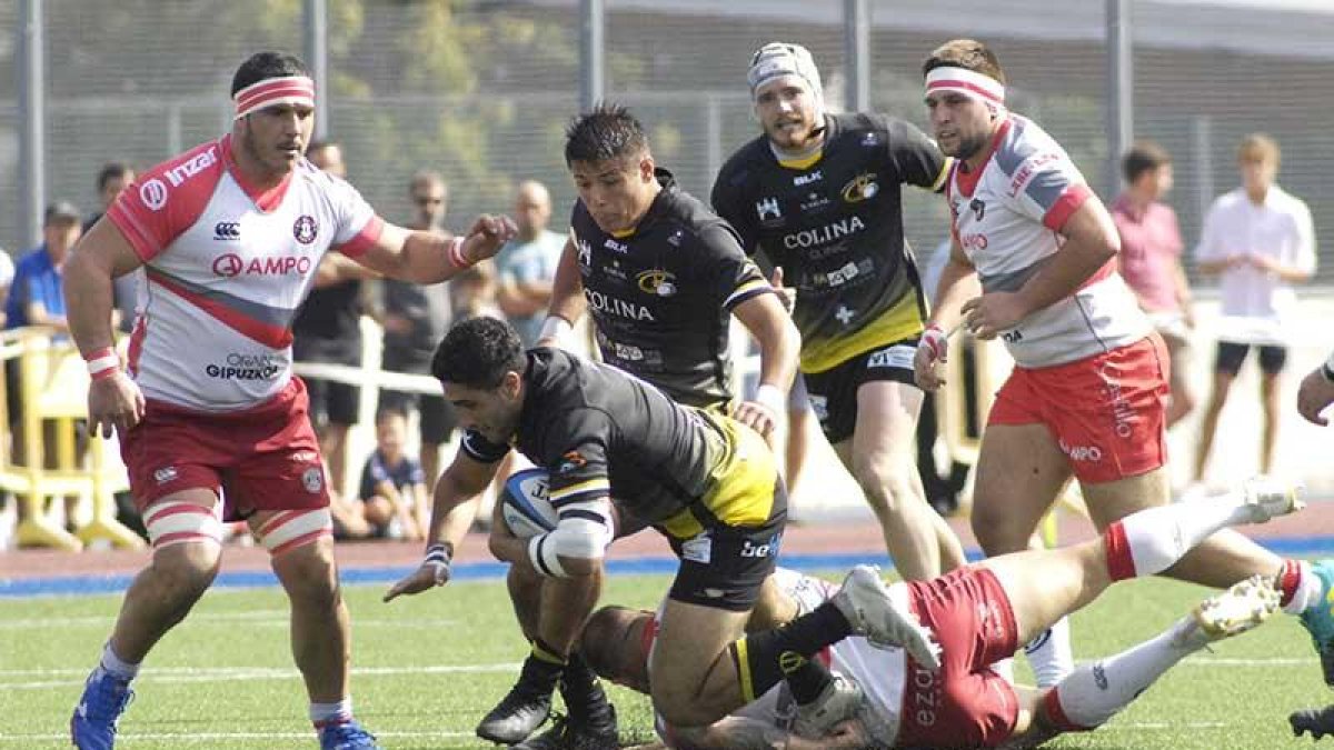 Nico Bianco sufre el placaje de un rival en el partido disputado en Ordizia la pasada semana-ECB