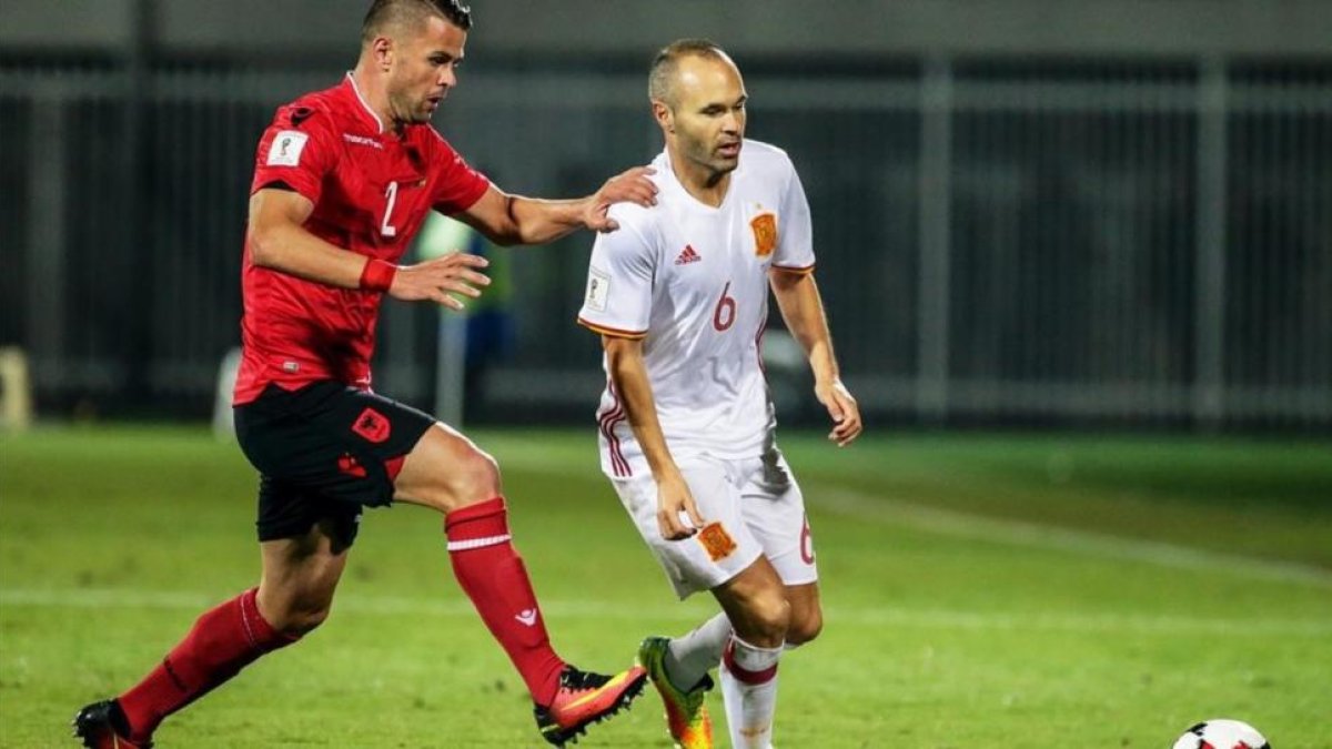 Iniesta, en su reciente partido con la selección ante Albania.-EFE / ARMANDO BABANI