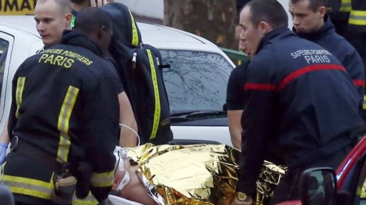 Los sanitarios se llevan al agente herido, tras el tiroteo de ayer, en Motrouge, al sur de París.-Foto: THOMAS SAMSON / AFP