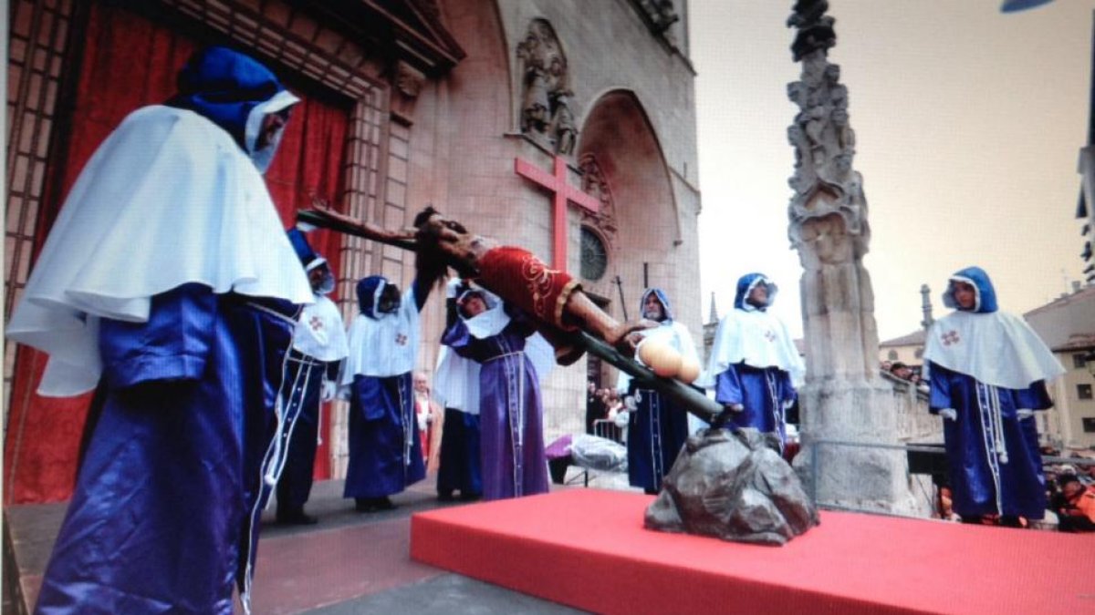 El alzamiento del Cristo de Burgos-RAÚL OCHOA