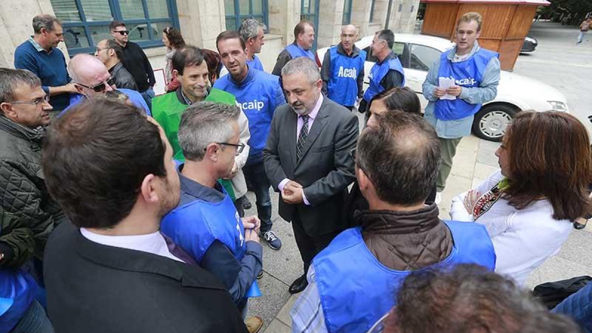 El subdelegado del Gobierno, Pedro de la Fuente, conversa con los funcionarios de prisiones que se manifestaron ayer.-RAÚL G. OCHOA