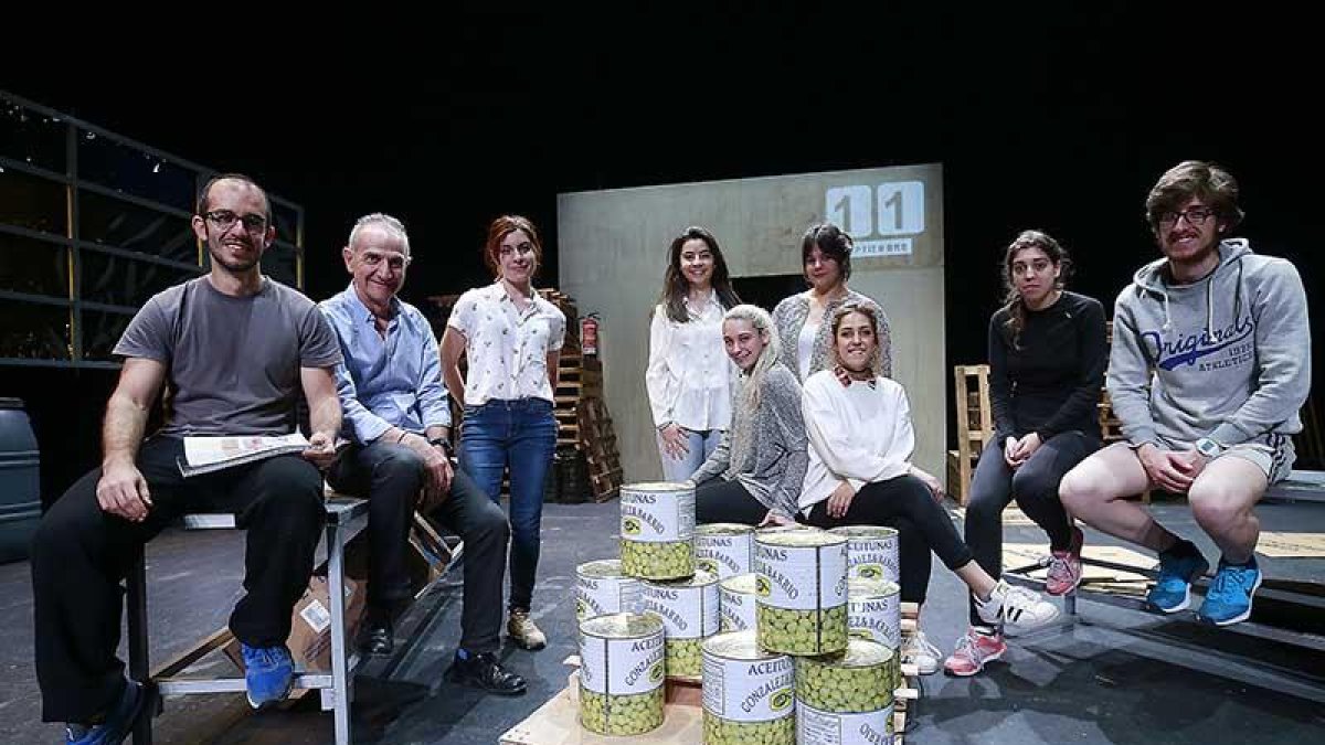 Foto de familia de los ocho alumnos con el director (segundo izquierda), ayer durante un ensayo.-Raúl Ochoa