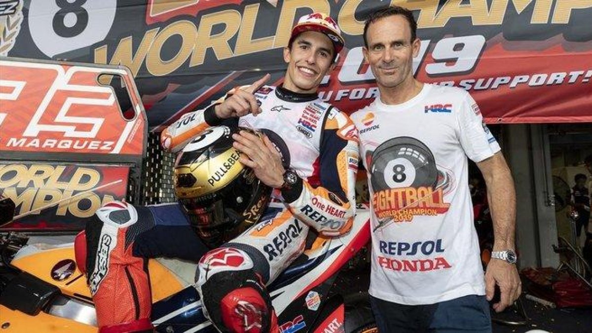Marc Márquez quiere regalarle a Alberto Puig, director deportivo de Honda, el título de constructores y escuderias.-REPSOL MEDIA