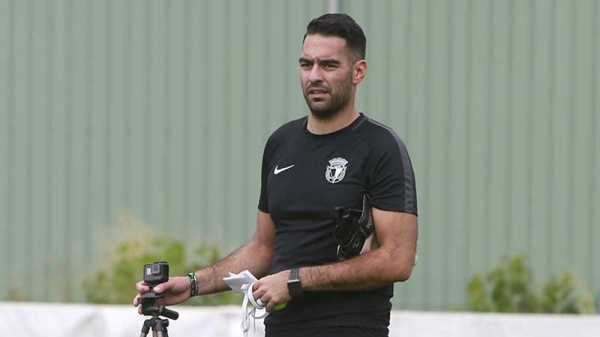 Diego Caneda durante el entrenamiento de ayer en Castañares.-RAÚL G. OCHOA