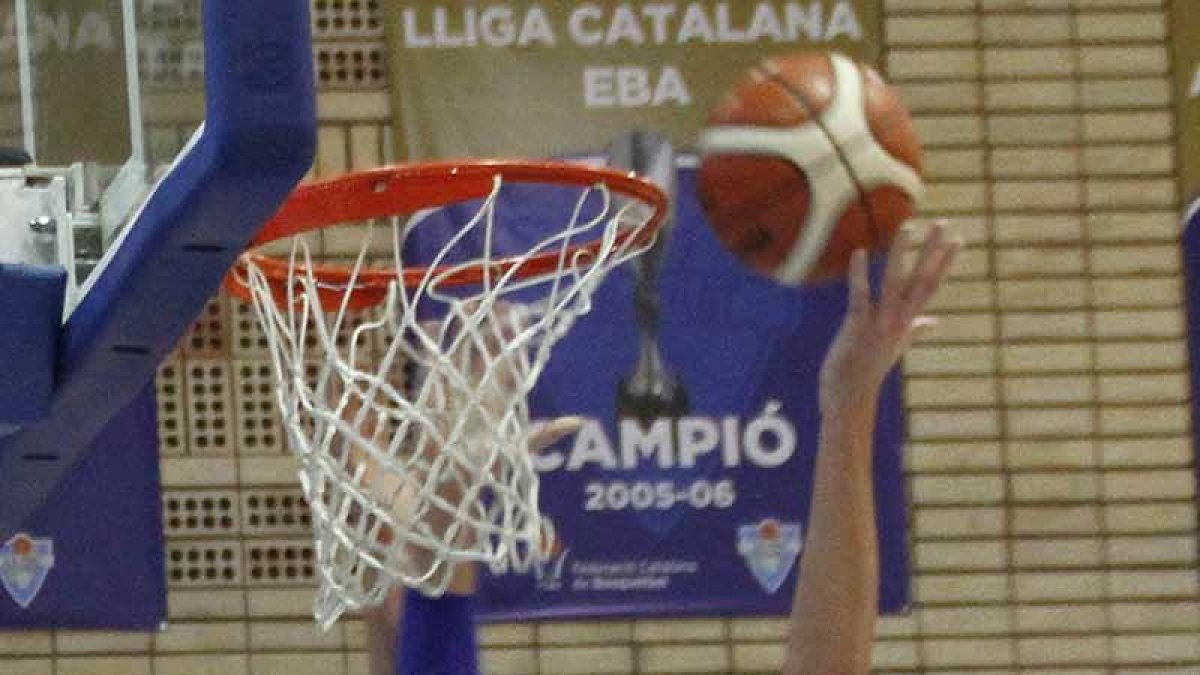 Huskic gana la partida a su par en un lance del partido disputado ayer en el pabellón Joan Busquets.-CARLA SAM / CB PRAT