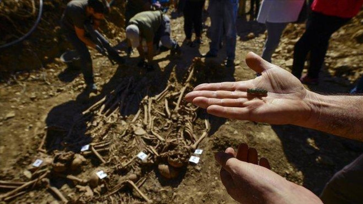 Una de las balas halladas en los cuerpos de víctimas de la guerra civil española en Pamplona.-AP / ÁLVARO BARRIENTOS