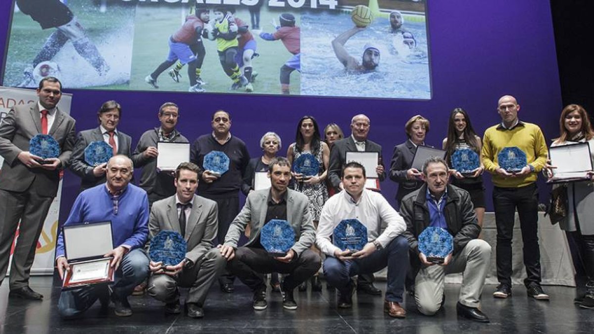 Foto de familia de los premiados.-SANTI OTERO