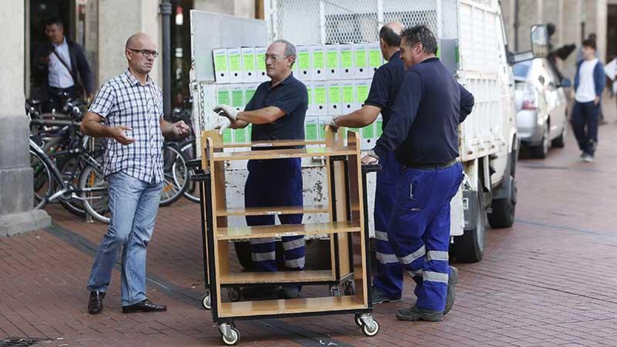 Trabajadores municipales en la puerta del Ayuntamiento.-RAÚL G. OCHOA