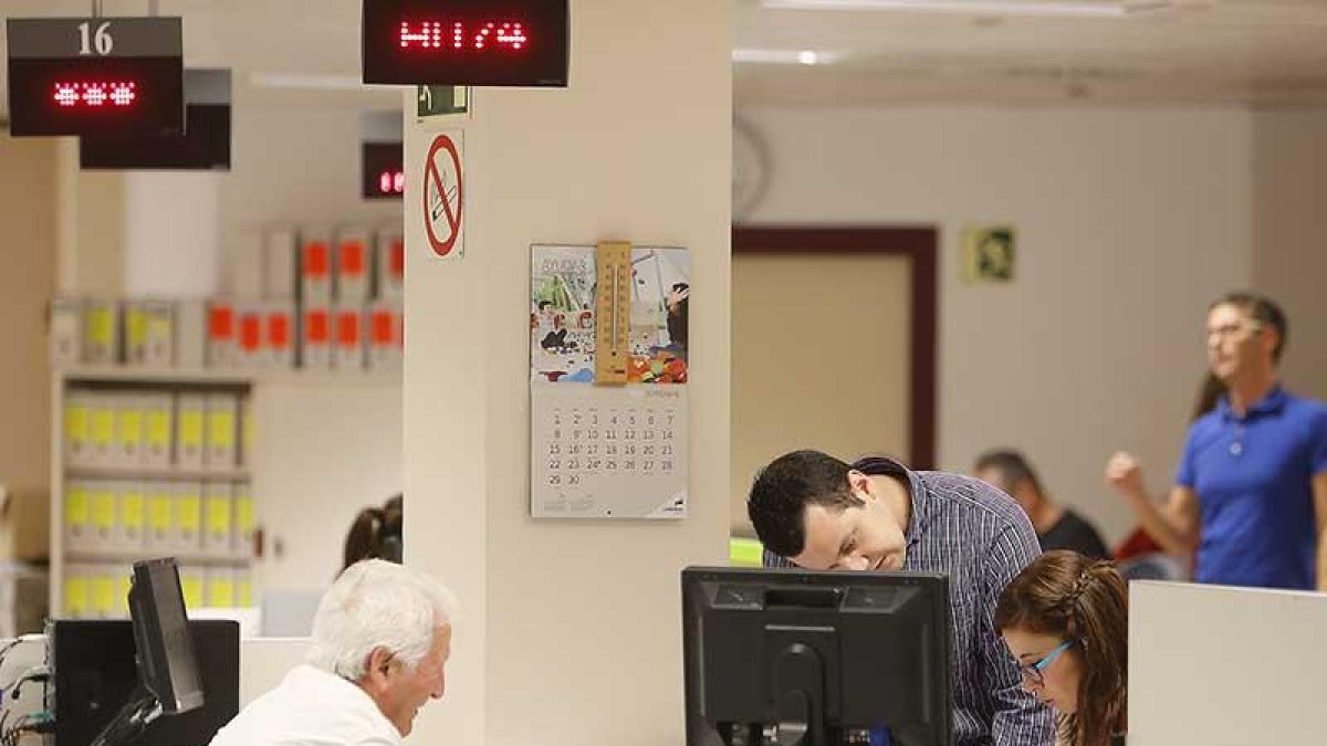 Un ciudadano recaba información de la oficina económica municipal.-RAÚL G. OCHOA