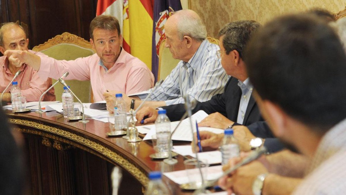 Borja Suárez tambièn fue el encargado de defender una RPT que llegó ayer al Pleno sin acuerdo político ni sindical.-I. L. M.
