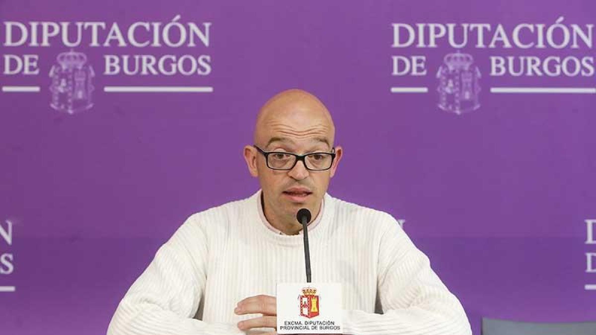 El alcalde de Belorado, Luis Jorge del Barco, presentó ayer las novedades y el programa de Expohistórica 2017.-RAÚL G. OCHOA