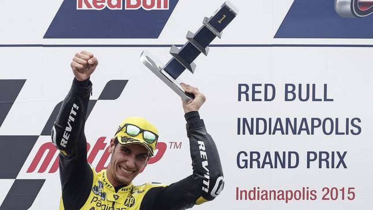 Álex Rins, en el podio de Indianápolis, con el trofeo que lo acredita como ganador del gran premio.-AP / DARRON CUMMINGS