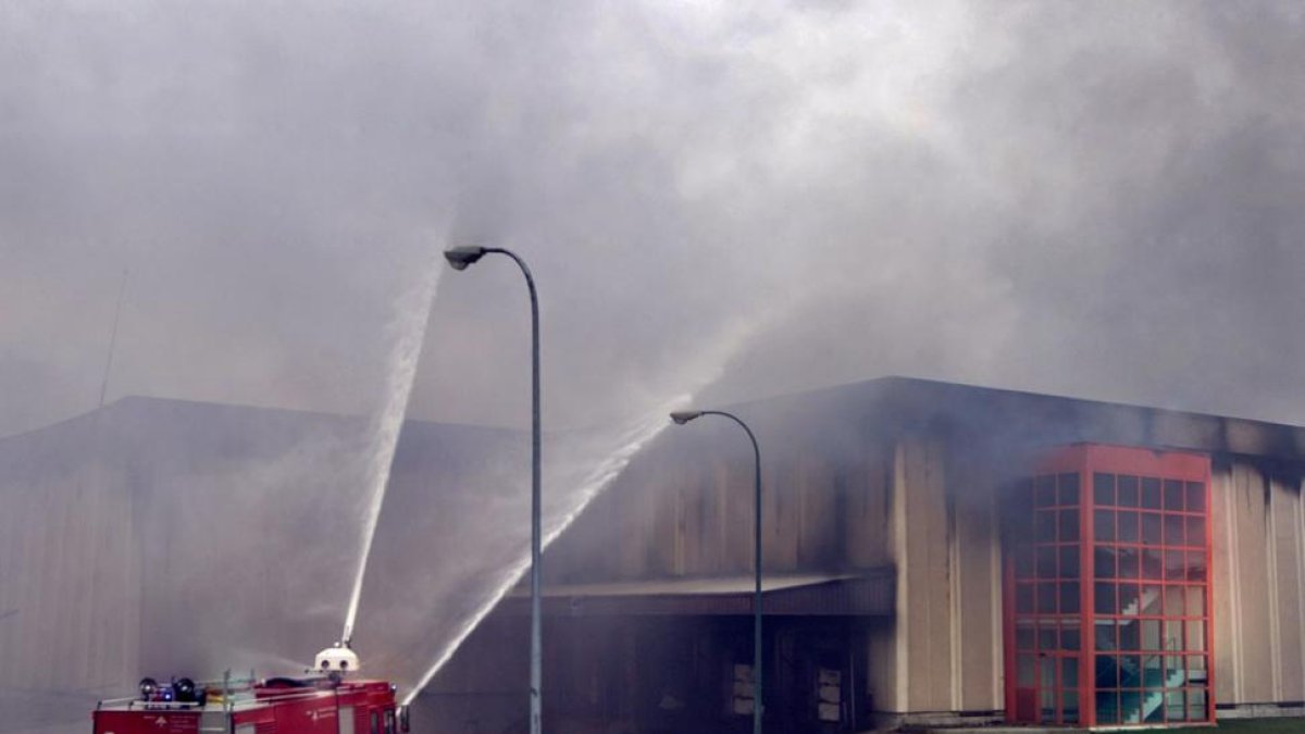 Los Bomberos trabajaban para sofocar las llamas que devastó la planta de Campofrío hace un año.-ISRAEL L. MURILLO