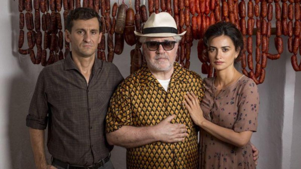 Pedro Almodóvar, con Raúl Arévalo y Penélope Cruz, en una imagen promocional de Dolor y gloria.-MANOLO PAVÓN