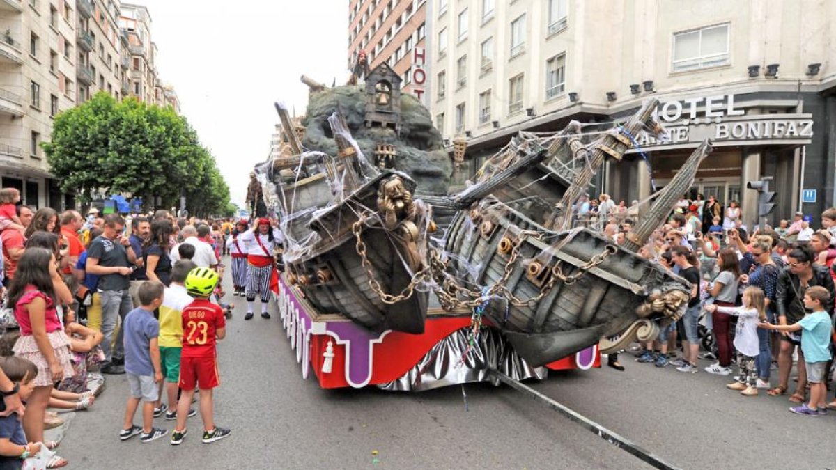 La carroza ‘Piratas del Caribe’, de la Peña Real y Antigua de Gamonal, logró el primer premio del concurso.-ISRAEL L. MURILLO