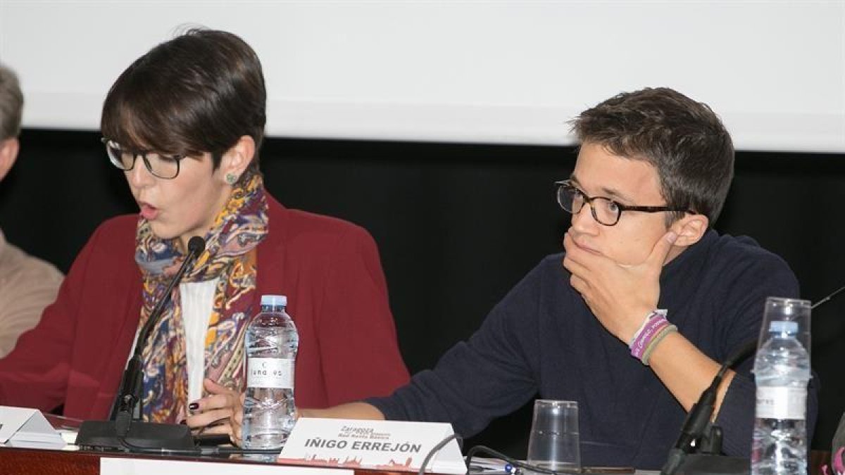 El diputado nacional de Podemos Íñigo Errejón (d) acompañado de la presidenta de las Cortes de Aragón, Violeta Barba (i) durante la mesa redonda sobre la renta básica en la que han participado en Zaragoza.-EFE / JAVIER CEBOLLADA