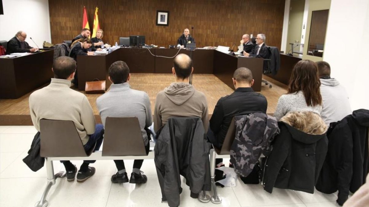 Los seis acusados sentados en el banquillo de los acusados, este martes.-/ RICARD CUGAT