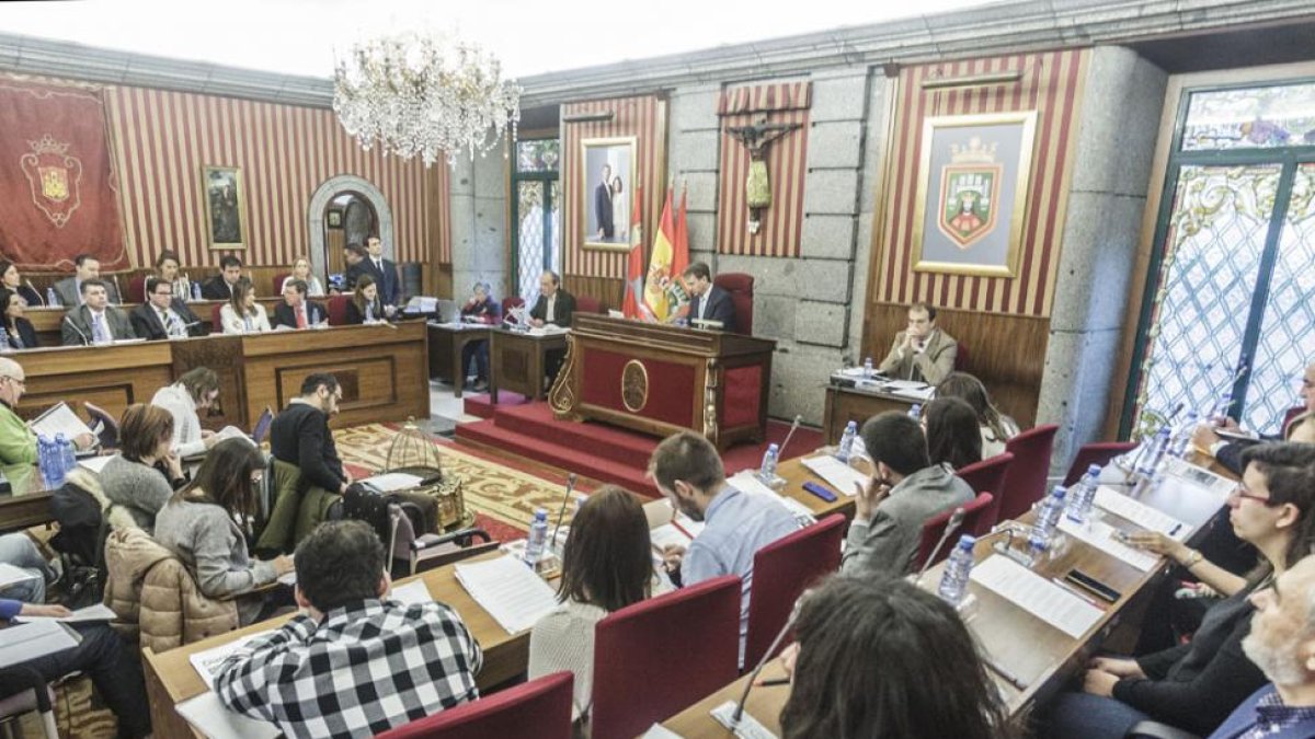 Momento del Pleno en el que estaba interviniendo José Antonio Noguero del Comité Ciudadano Antisida.-SANTI OTERO