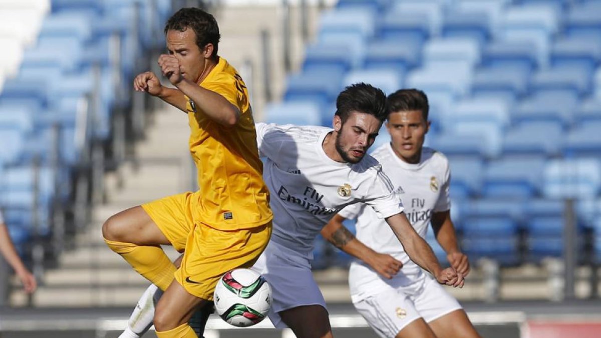 Odei lucha por un balón con un jugador del Castilla, ayer, en el Alfredo Di Stefano.-realmadrid.com