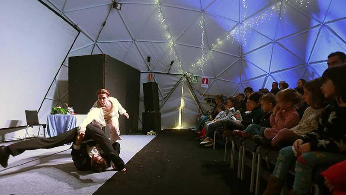 Mar Gómez y Xavi Martínez interpretan ‘Helado al vino’, una propuesta de danza contemporánea cómica que dejó al público con ganas de más.-Raúl Ochoa
