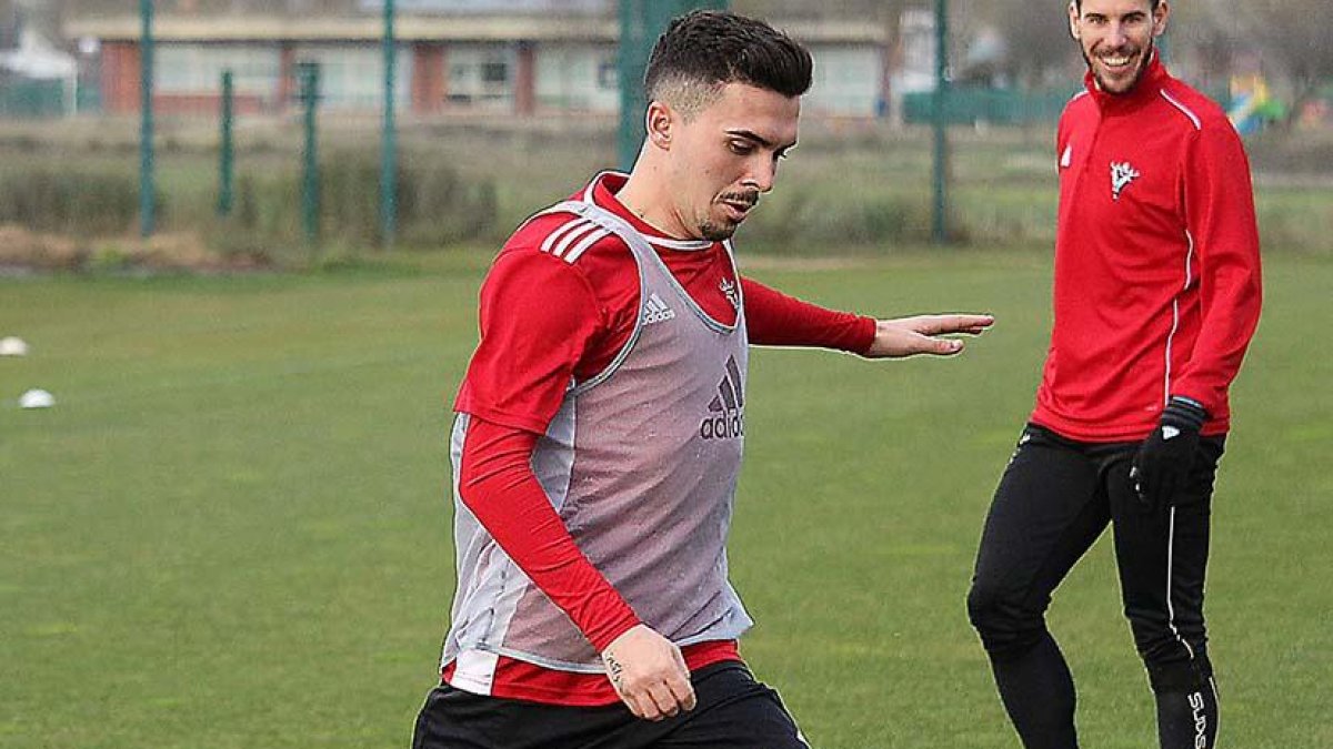 Joaquín Muñoz se estrenó ayer como jugador del Mirandés-CD MIRANDÉS