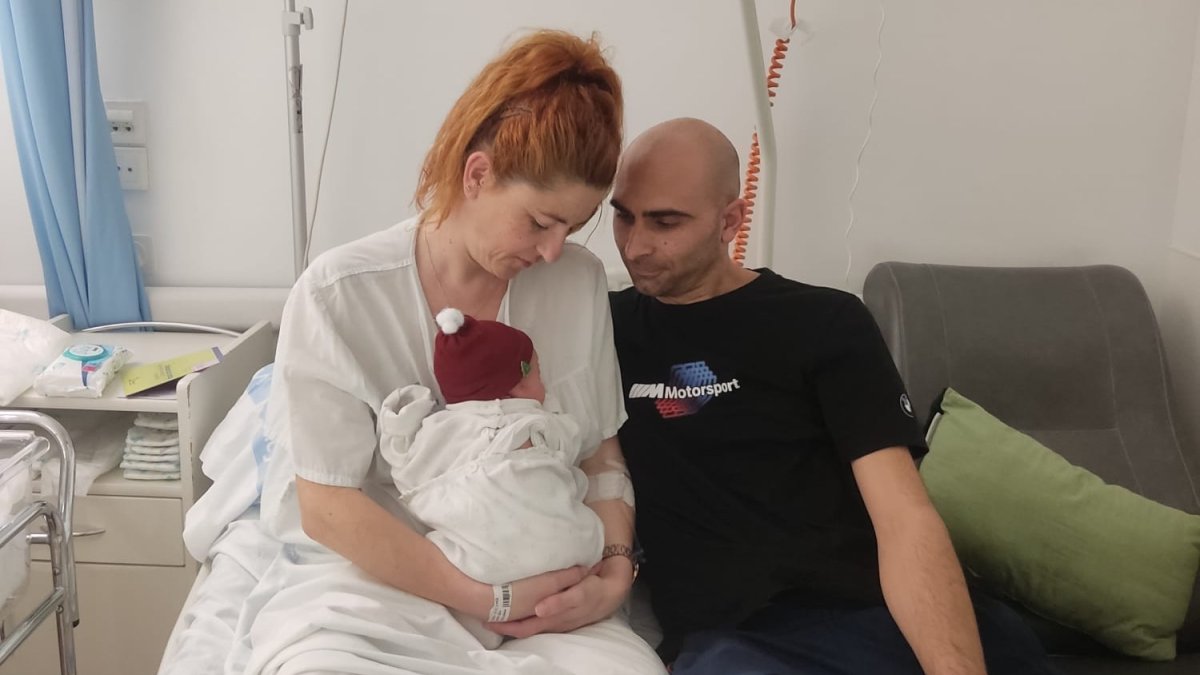 Sara Domingo y Rodrigo Otero, con su hijo Ian. ECB