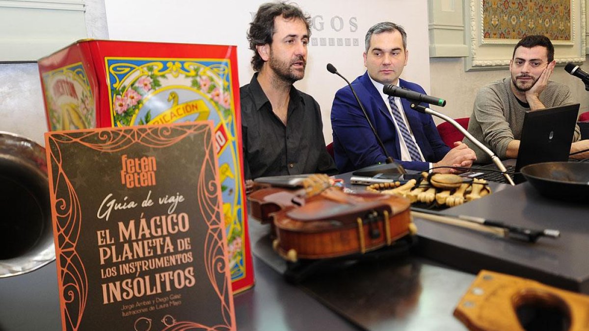 En la presentación del libro estuvieron presentes los componentes del grupo y el concejal Levi Moreno.-ISRAEL L. MURILLO