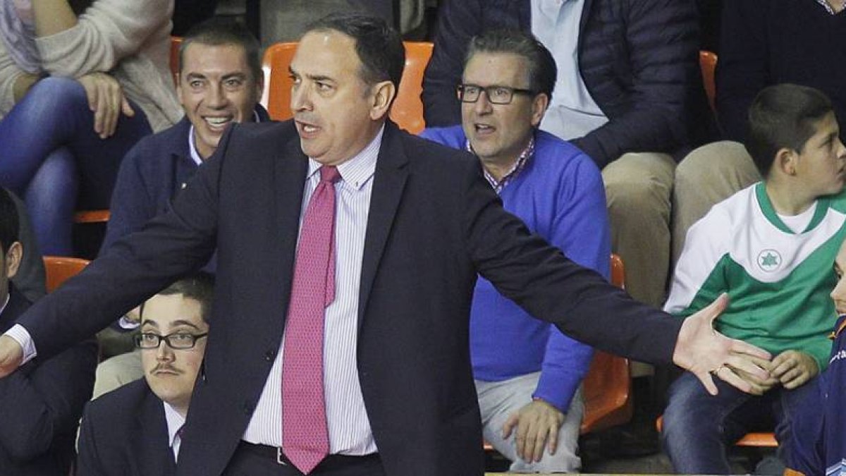 Andreu Casadevall hace un gesto de desaprobación durante un partido de la pasada temporada.-SANTI OTERO