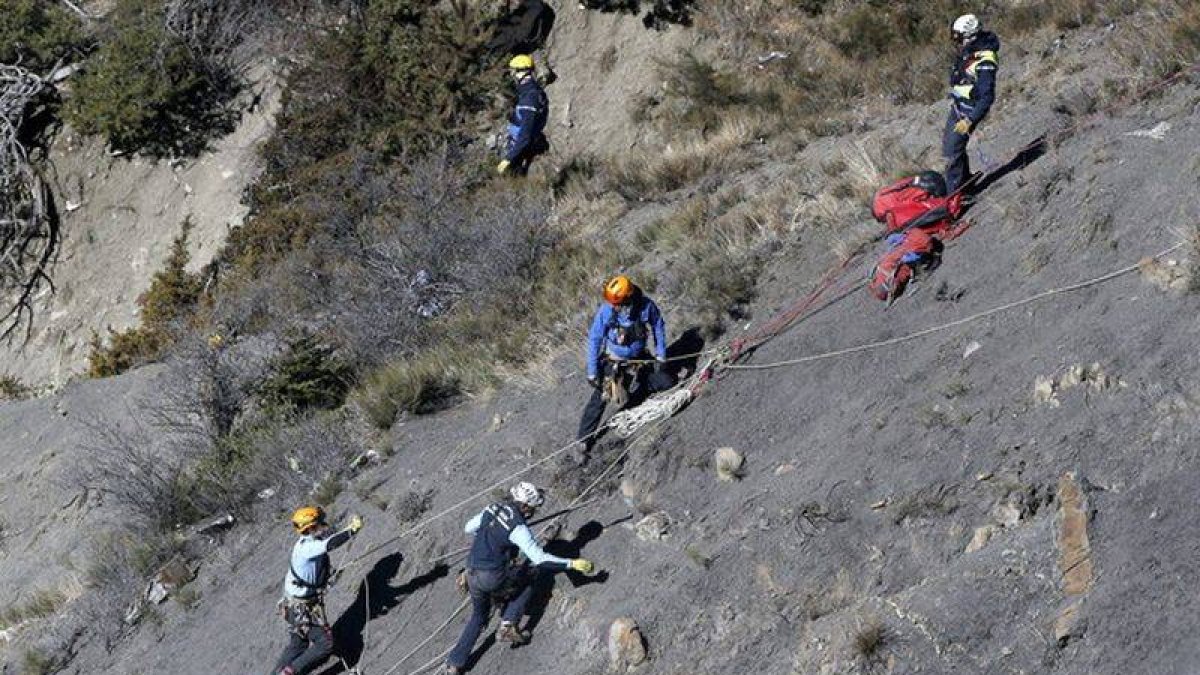 Los investigadores buscan la segunda caja negra entre las runas del avión accidentado de Germanwings en los Alpes.-Foto: EFE / YOAN VALAT