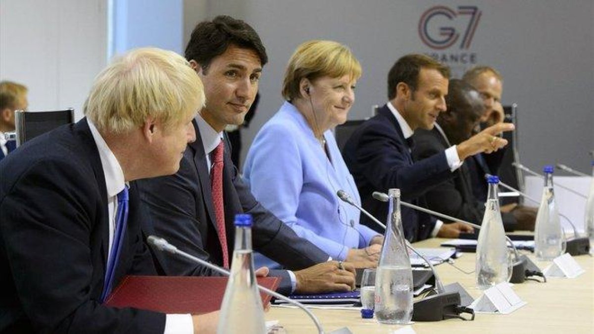 Boris Johnson, Justin Trudeau, Angela Merkel y Emmanuel Macron, durante la reunión del G-7 en Biarritz el pasado agosto.-SEAN KILPATRICK (AP)