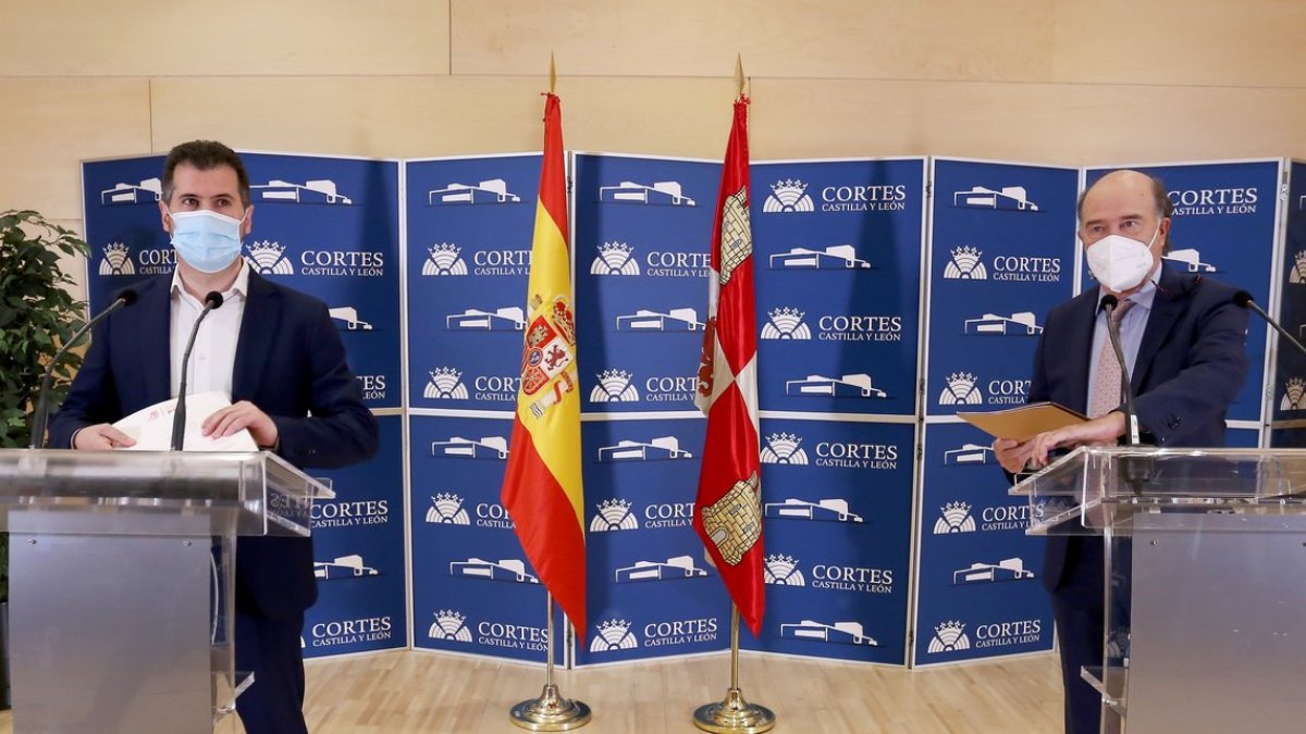 Luis Tudanca y José Luis Díaz Villarig, en un momento de su comparecencia conjunta en las Cortes. ICAL