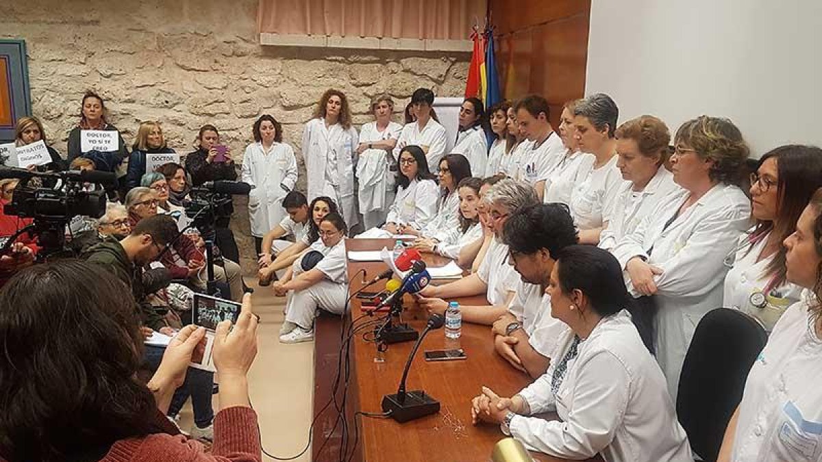 Los facultativos ofrecieron una rueda de prensa abierta a la ciudadanía, que no dudó en mostrar su apoyo.-L.V.