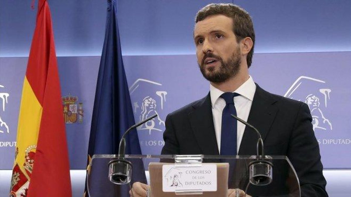 El presidente del PP, Pablo Casado, en la rueda de prensa del Congreso de los Diputados.-EFE / J. J. GUILLÉN