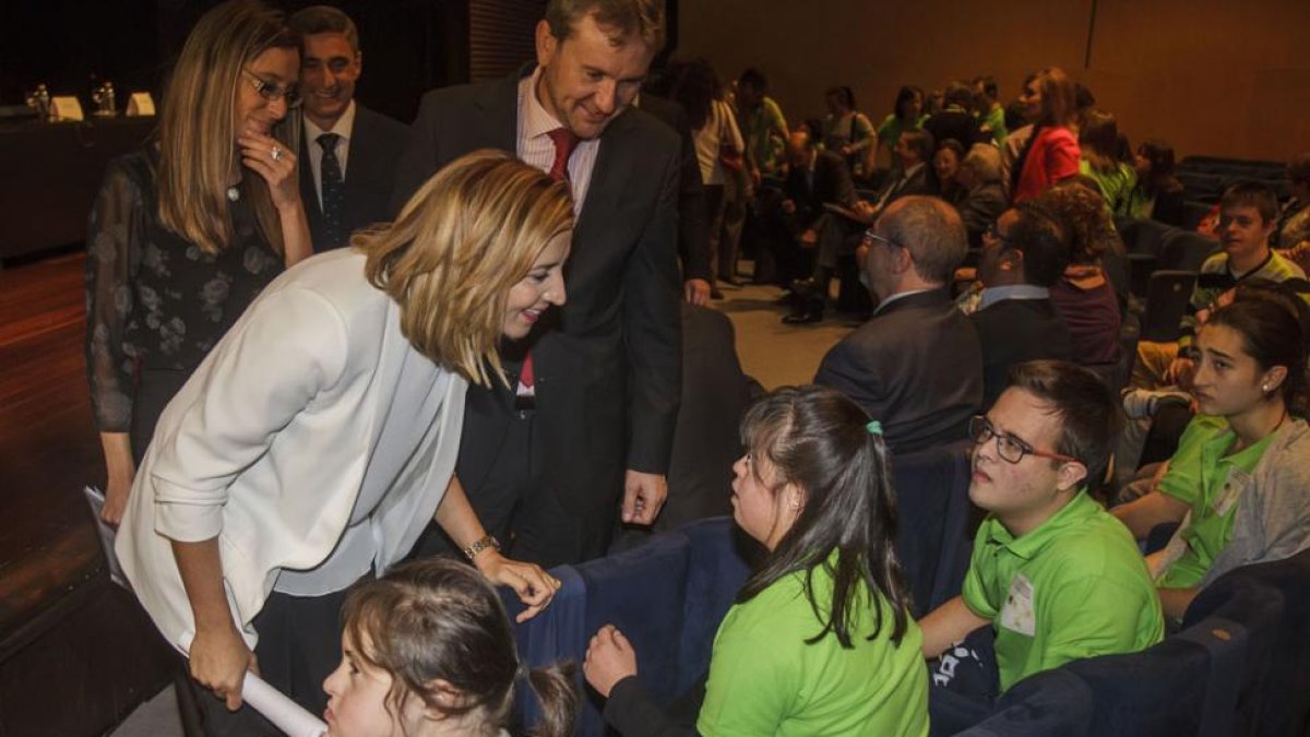 La consejera de Familia hablá con una joven con síndrome de Down.-SANTI OTERO