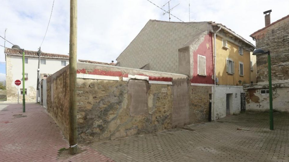 Imagen de una de las casas derribadas en Villatoro como consecuencia de las grietas generadas por las filtraciones.-RAÚL G. OCHOA