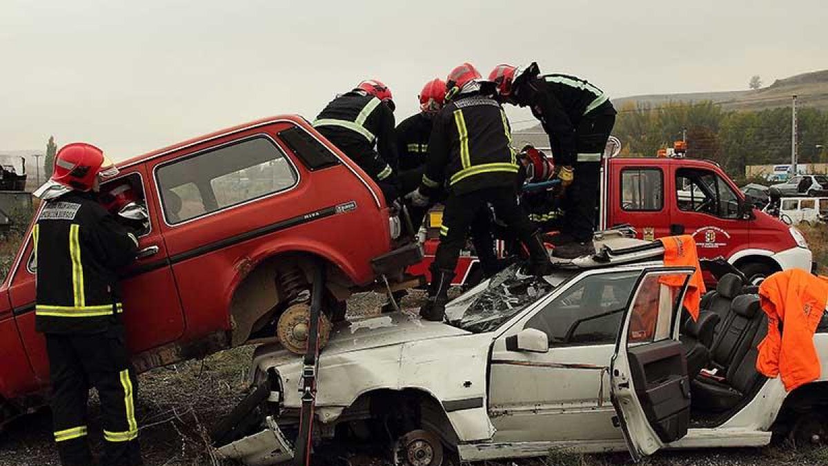 Los bomberos durante una demostración práctica.-G.G.