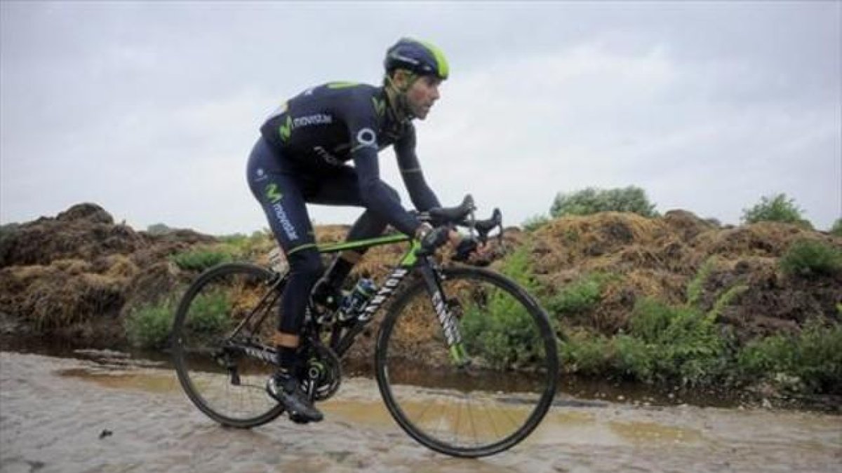 Alejandro Valverde en los adoquines, en el pasado Tour que acabó en tercera posición.-EFE / NICOLAS BOUVY