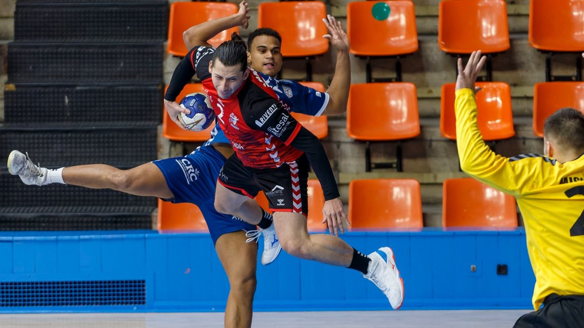 Ceballos vuela desde el extremo. SANTI OTERO