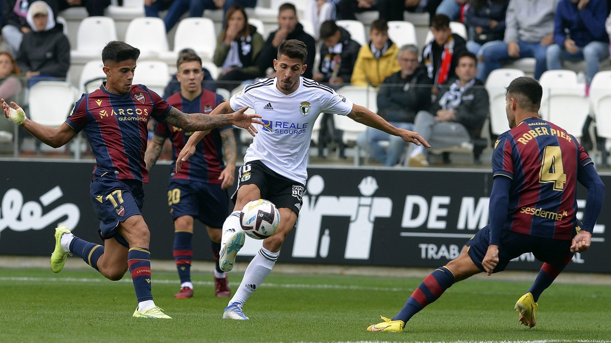 Raúl Navarro controla el balón. TOMÁS ALONSO