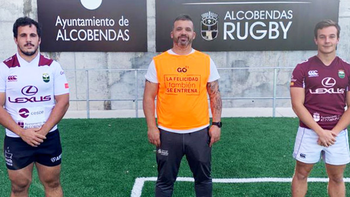 Los jugadores Jorge Fuente yAlejandro Sicilia flanquean al técnico David Martín con la camiseta granate. ECB
