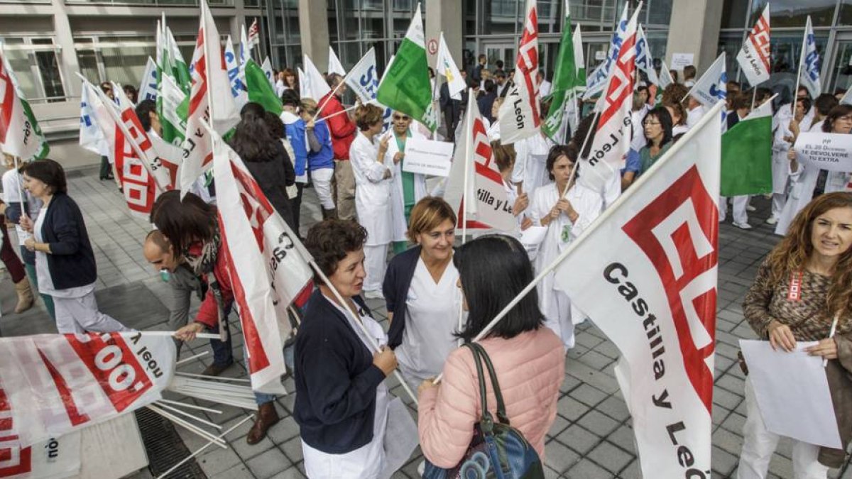 Un numeroso grupos de empleados del Hospital Universitario de Burgos protestó ayer frente a las puertas del centro, convocados por los sindicatos.-SANTI OTERO