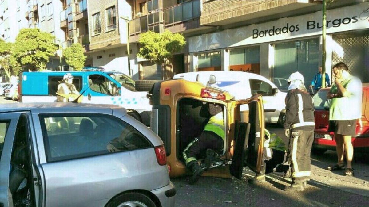 Los bomberos trabajan en la excarcelación de la mujer atrapada en el vehículo.-Policía Local